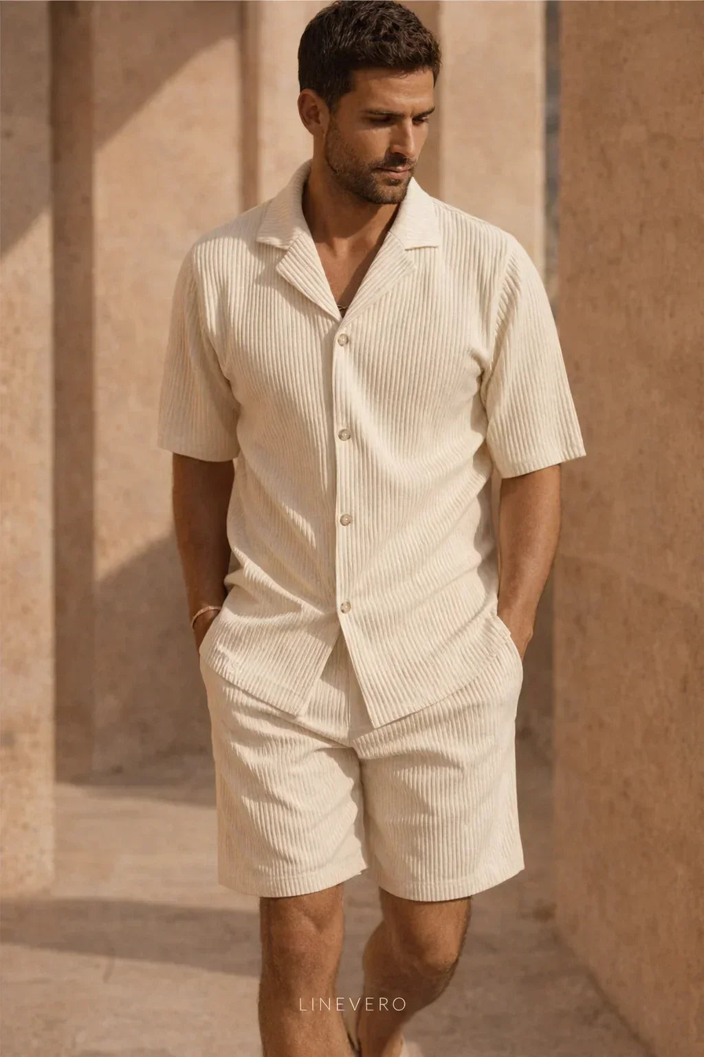 Uomo che indossa il completo Portofino Summer Set™ color Bianco Panna, composto da camicia a maniche corte e shorts coordinati in tessuto leggero estivo.