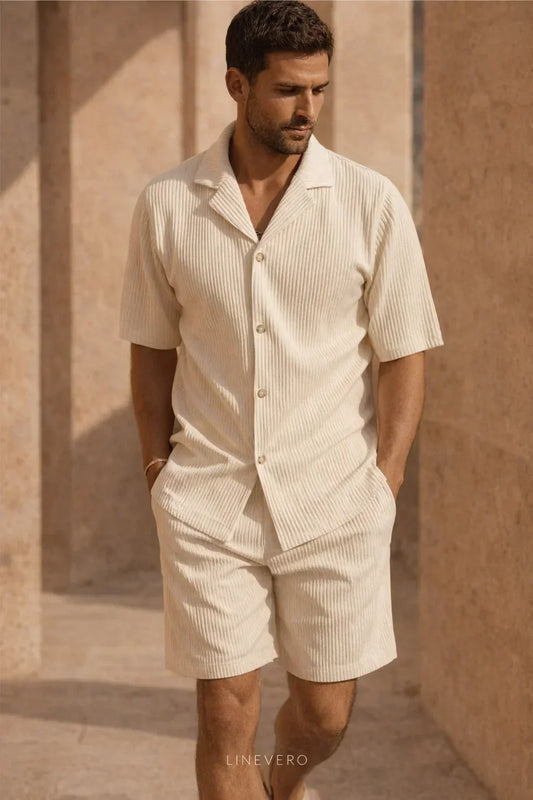 Uomo che indossa il completo Portofino Summer Set™ color Bianco Panna, composto da camicia a maniche corte e shorts coordinati in tessuto leggero estivo.