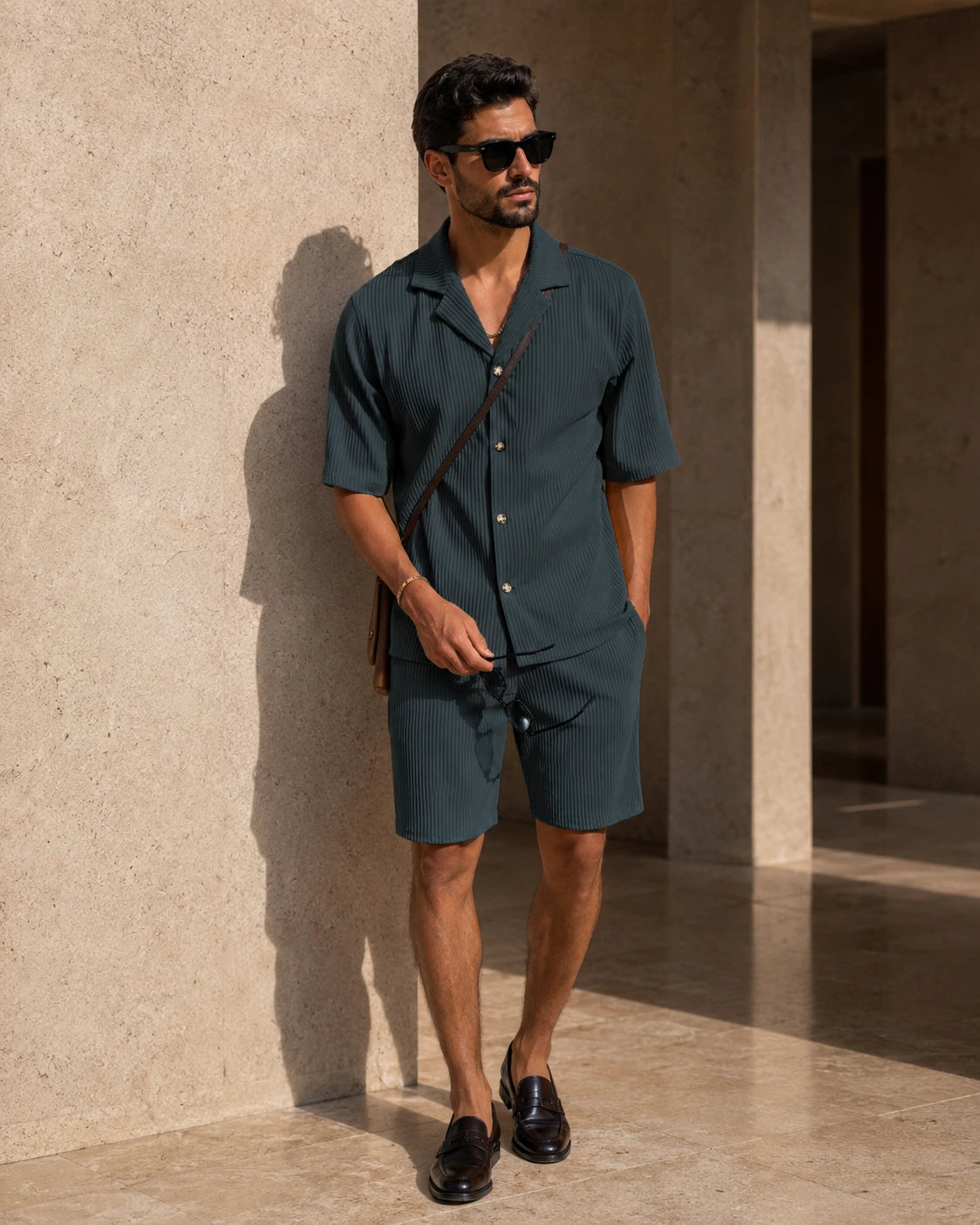 Modello che indossa il Portofino Summer Set™ Grigio Scuro con naturale eleganza e una mano in tasca. L'immagine evidenzia il design italiano, il tessuto premium traspirante e le linee pulite del completo estivo.