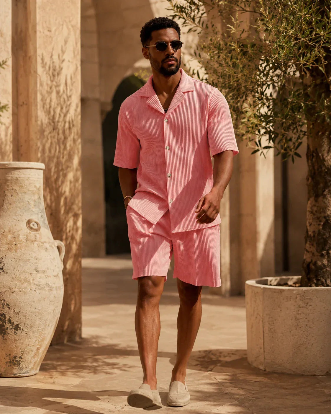 Modello che indossa il Portofino Summer Set™ Rosa Sabbia con naturale eleganza e una mano in tasca. L'immagine mette in evidenza il design italiano, il tessuto premium traspirante e la sofisticata tonalità ispirata alle coste mediterranee.
