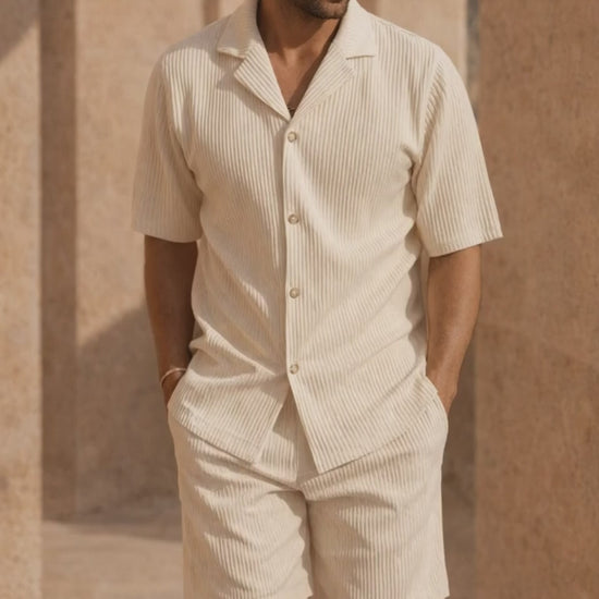 Modello che indossa il Portofino Summer Set™ Bianco Panna, completo estivo da uomo con design italiano, tessuto leggero e vestibilità rilassata.