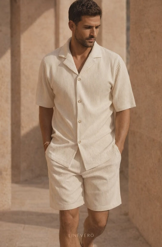 Modello che indossa il Portofino Summer Set™ Bianco Panna, completo estivo da uomo con design italiano, tessuto leggero e vestibilità rilassata.